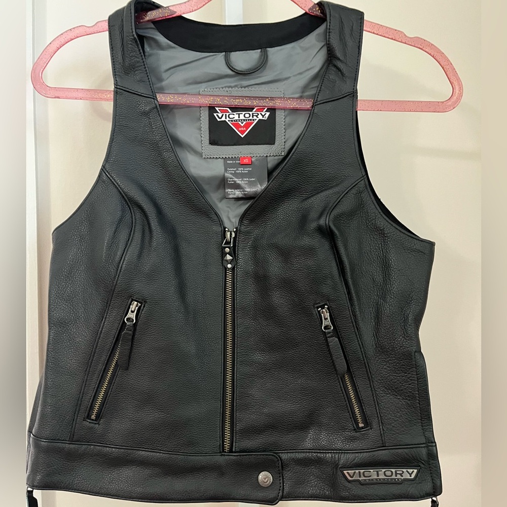 WOMENS VICTORY LEATHER MOTORCYCLE VEST. GREAT PRELOVED . SIZE XS.
